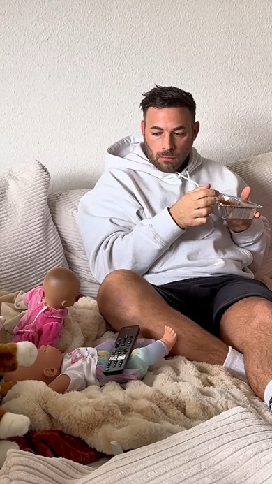 赤ちゃん用の人形が動いたことに不思議がる夫