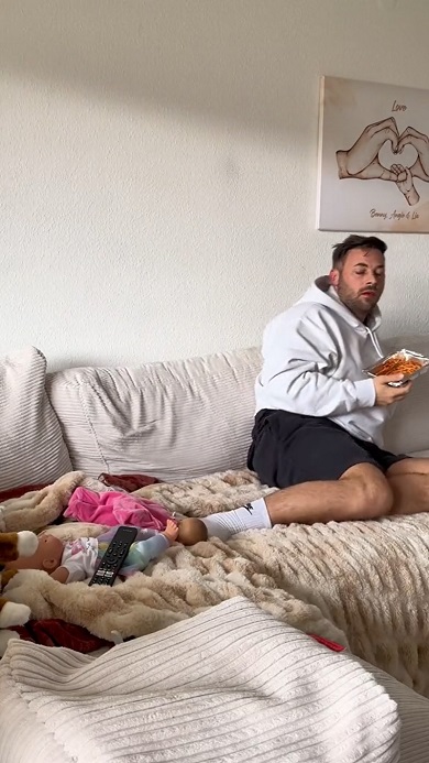 赤ちゃん用の人形が動いたことに驚く夫