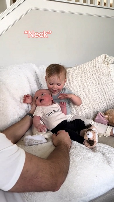 妹の服装や動作を見るたびに言葉を発するお姉ちゃん