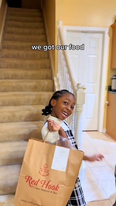 自分で注文したメニューを持ち帰り大喜びする娘