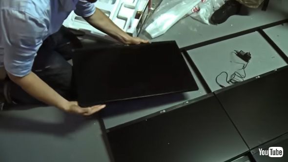 LG UK ディスプレイ モニター エレベーター 底が抜ける 海外 ドッキリ