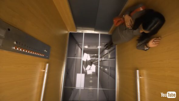 LG UK ディスプレイ モニター エレベーター 底が抜ける 海外 ドッキリ