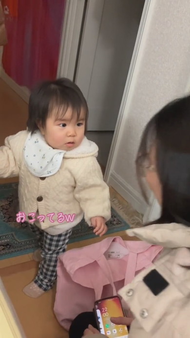 怒っている1歳の女の子