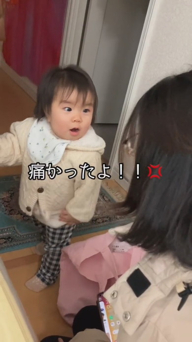 怒っている1歳の女の子