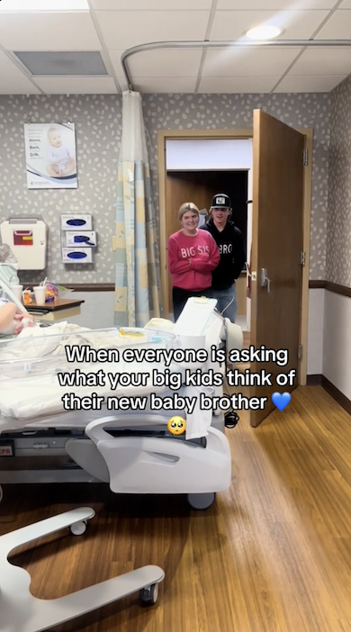 神妙な様子で入室する姉と兄