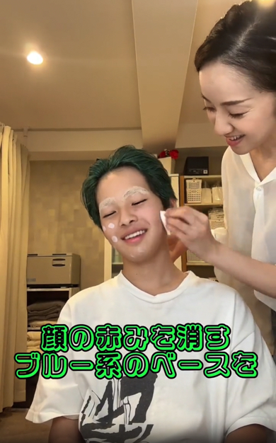 赤みを消すブルー系の下地を塗ります