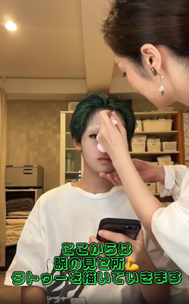 キャラクターの特徴であるタトゥーを描きます