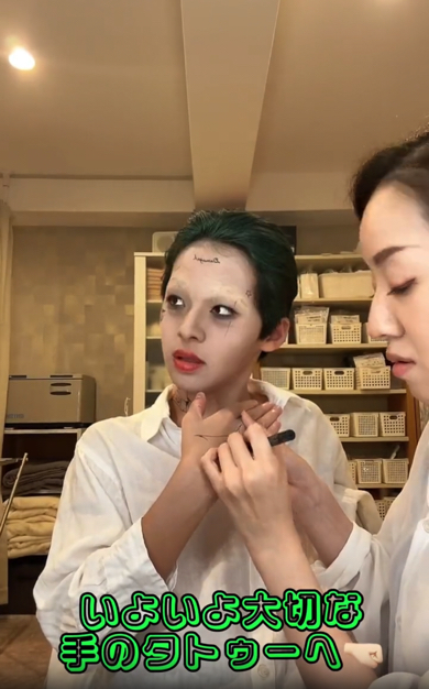 最後の腕の見せどころ、手のタトゥーへ