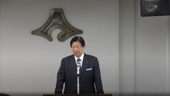 新人職員への訓示を行う川勝知事