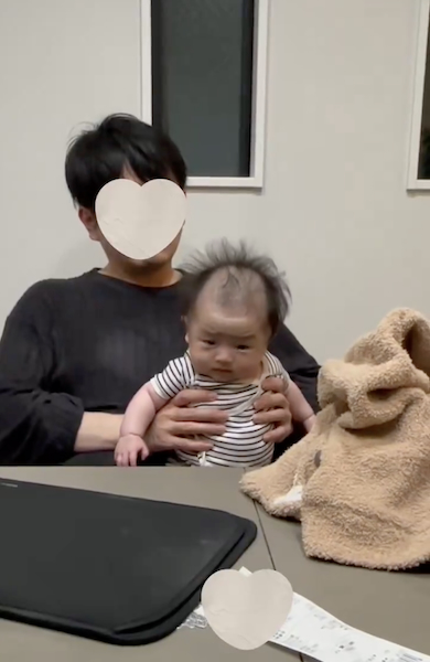 髪が逆立っている赤ちゃん