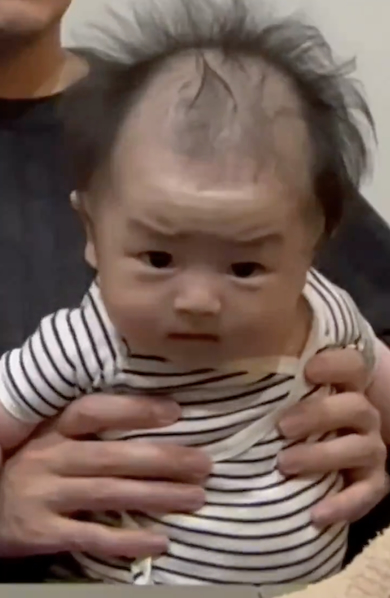 目力強い赤ちゃん
