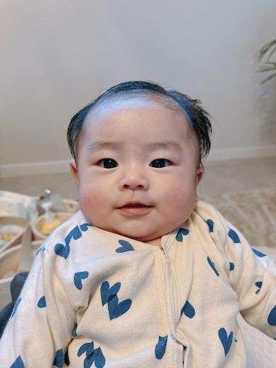 ベビーオイルで髪を整えた赤ちゃん