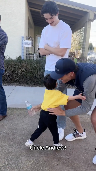 祖父の腕に飛び込む男の子