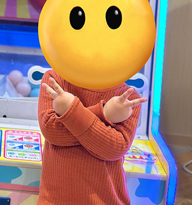 ピースをする甥っ子の写真
