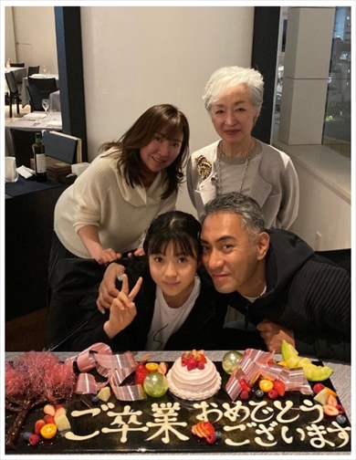 市川團十郎白猿の長女・麗禾の小学校卒業記念の家族ショット