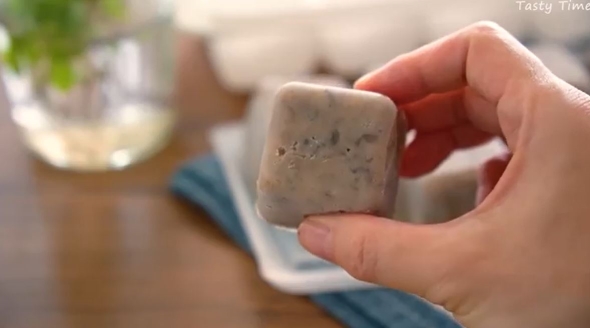 キューブ状に凍ったソース