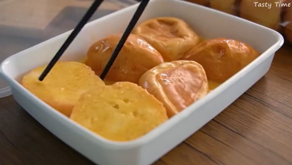 パンを卵液に浸す画像