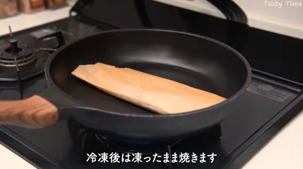 クッキングシートで包んさばを焼く画像
