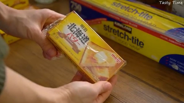 バターをラップに包む画像