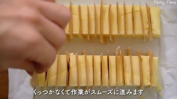 バターをカットする画像