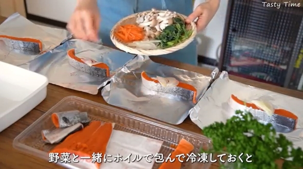 鮭と野菜をホイルに包む画像