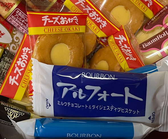 おばあちゃん家 お菓子 居間のテーブル 思い出 懐かし ブルボン 定番