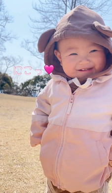 靴を履いて歩く赤ちゃん