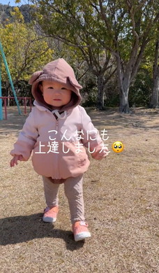 靴を履いて歩く赤ちゃん