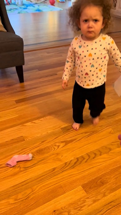 握手を求められると険しい顔から一転して笑顔でとても丁寧にあいさつする女の子