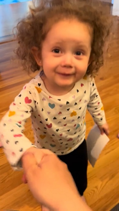 握手を求められると険しい顔から一転して笑顔でとても丁寧にあいさつする女の子