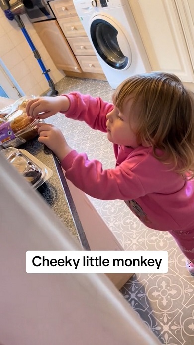 盗み食いをしようとしている現場を目撃された娘