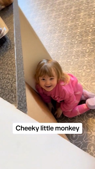 盗み食いの現場を目撃されて隠れようとする娘