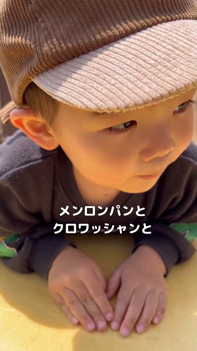 公園でママとごっこ遊びをしていた男の子