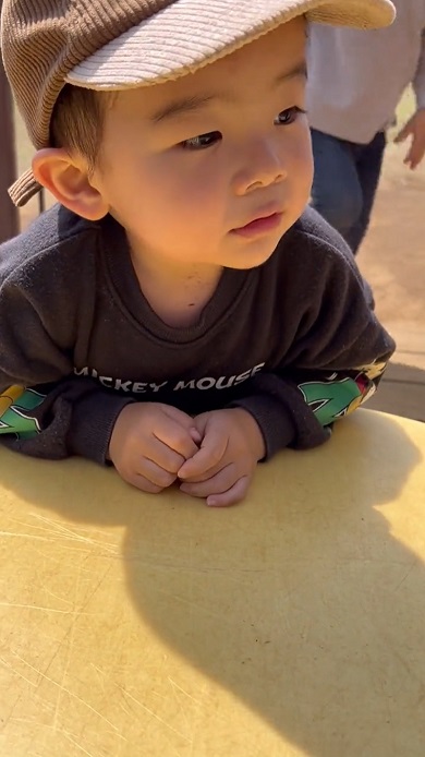 公園でママとごっこ遊びをしていた男の子