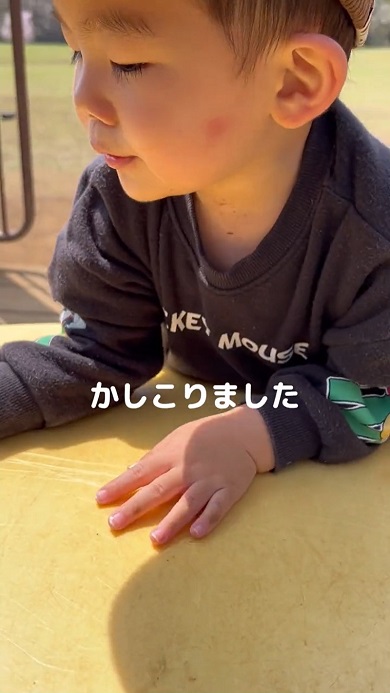 公園でママとごっこ遊びをしていた男の子