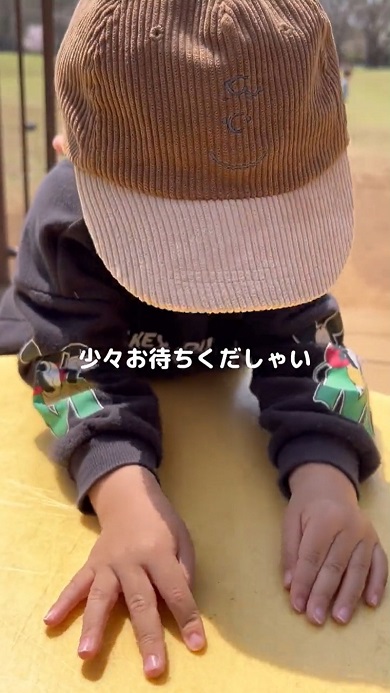 公園でママとごっこ遊びをしていた男の子