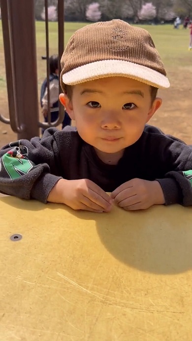 公園でママとごっこ遊びをしていた男の子