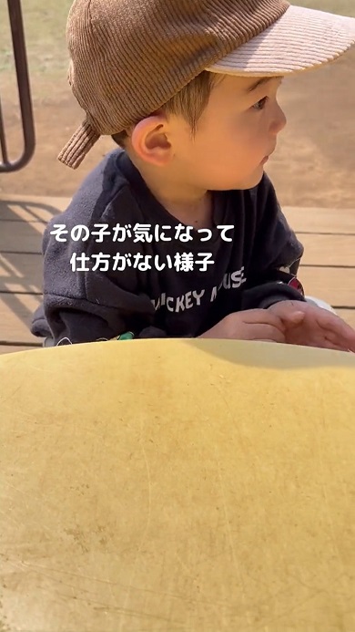 ママとごっこ遊びをしていたら他の子が来てそわそわしてしまう人見知りな男の子