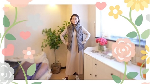 リブフレアワンピースにダウンベストとスニーカーを合わせた姿