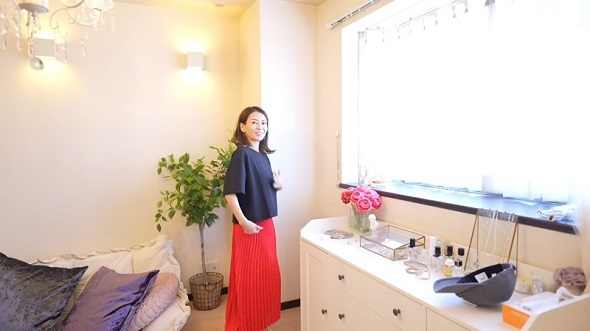 クレープジャージーTとプリーツスカートを合わせた姿