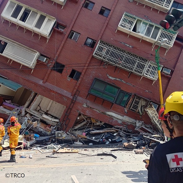 花蓮県の高層ビルで救助活動を行う災害対応チームの様子