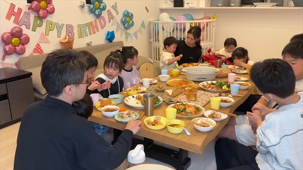 子どもたちの誕生日メニューを作るYouTubeチャンネル「なかよしだいかぞく」のママ