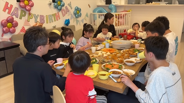 子どもたちの誕生日メニューを作るYouTubeチャンネル「なかよしだいかぞく」のママ