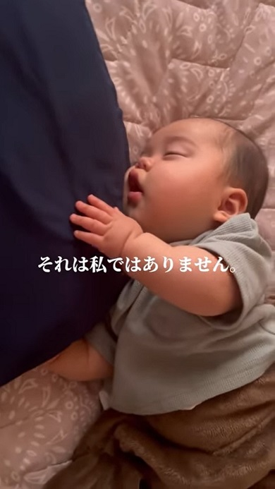 枕をママだと思ってしがみついている赤ちゃん