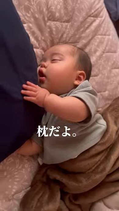 枕をママだと思ってしがみついている赤ちゃん