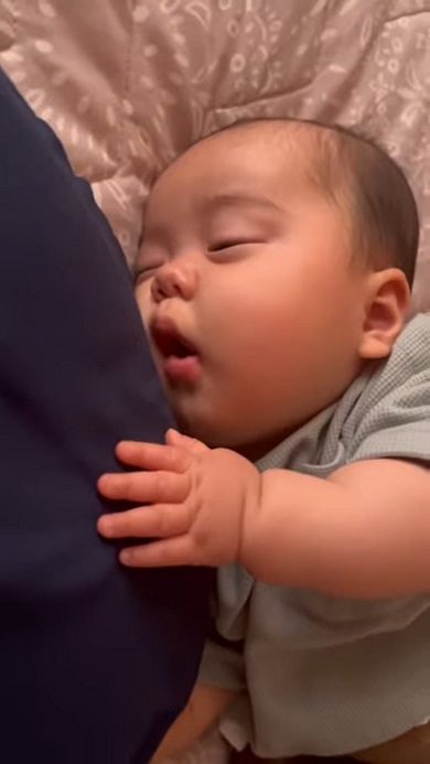 枕をママだと思ってしがみついている赤ちゃん