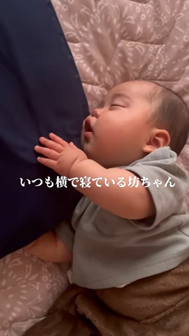 枕をママだと思ってしがみついている赤ちゃん