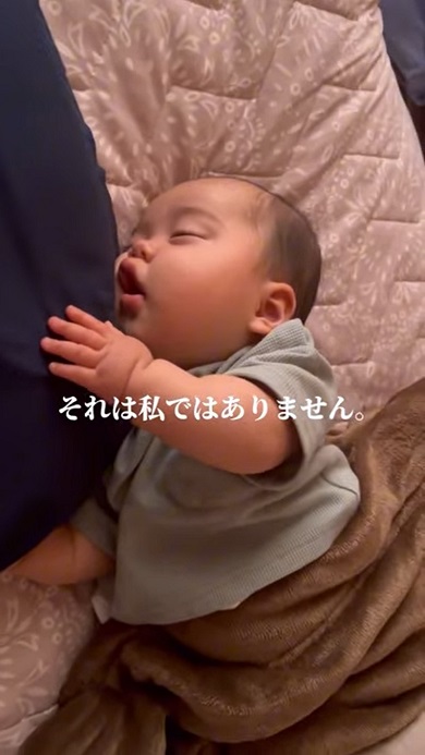 枕をママだと思ってしがみついている赤ちゃん