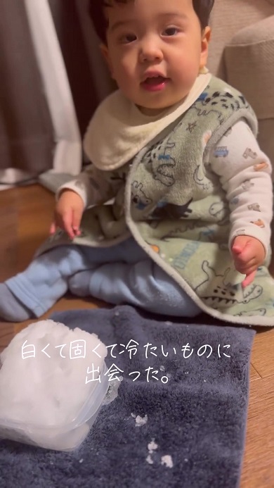 初めての雪を体験する赤ちゃん