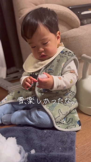 初めての雪体験は楽しかった赤ちゃん